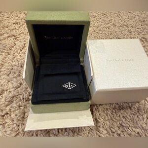 Van Cleef & Arpels box for pendants